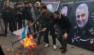 Los palestinos en la ciudad de Gaza incendiaron banderas estadounidenses e israelíes mientras lloran al general iraní Qasem Soleimani 