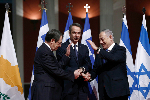 Netanyahu junto al presidente chipriota, Nicos Anastasiades, y el primer ministro griego, Kyriakos Mitsotakis. 