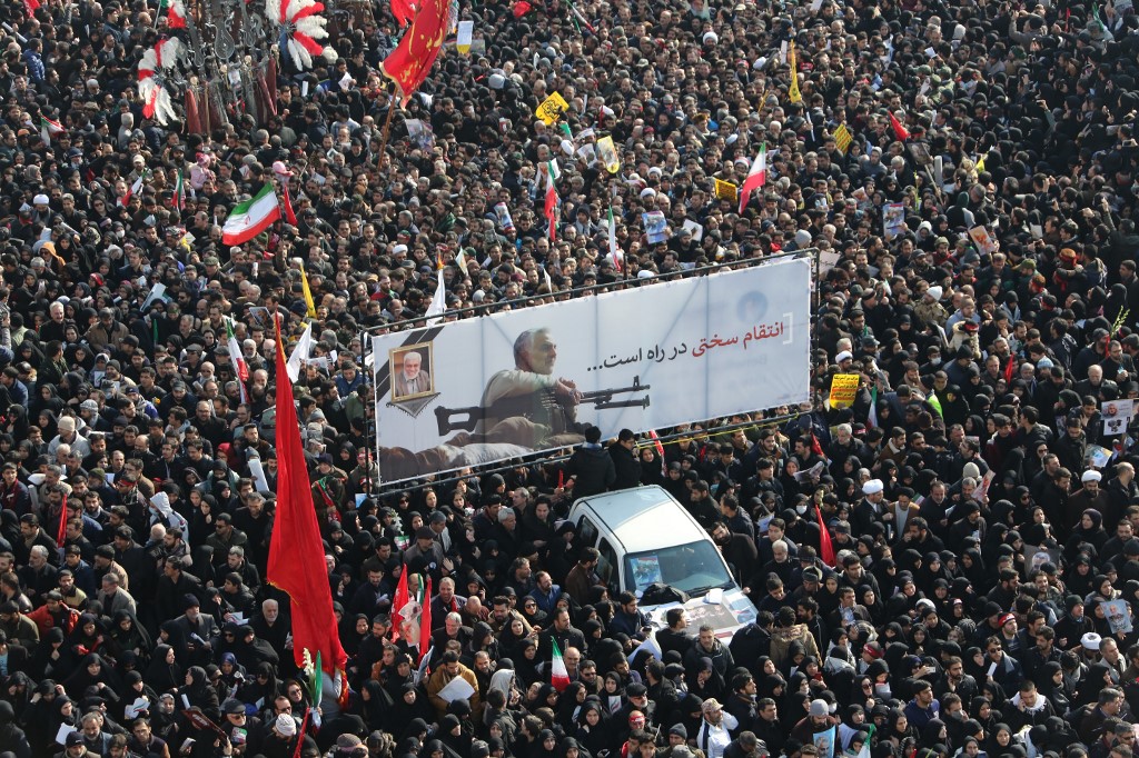 Cientos de miles de iraníes pidieron venganza durante el funeral de Soleimani 