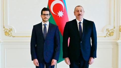 Embajador George Deek junto al presidente de Azerbaiyán, Ilham Aliyev