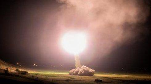 Lanzamiento de un misil iraní contra una posición estadounidense en Irak