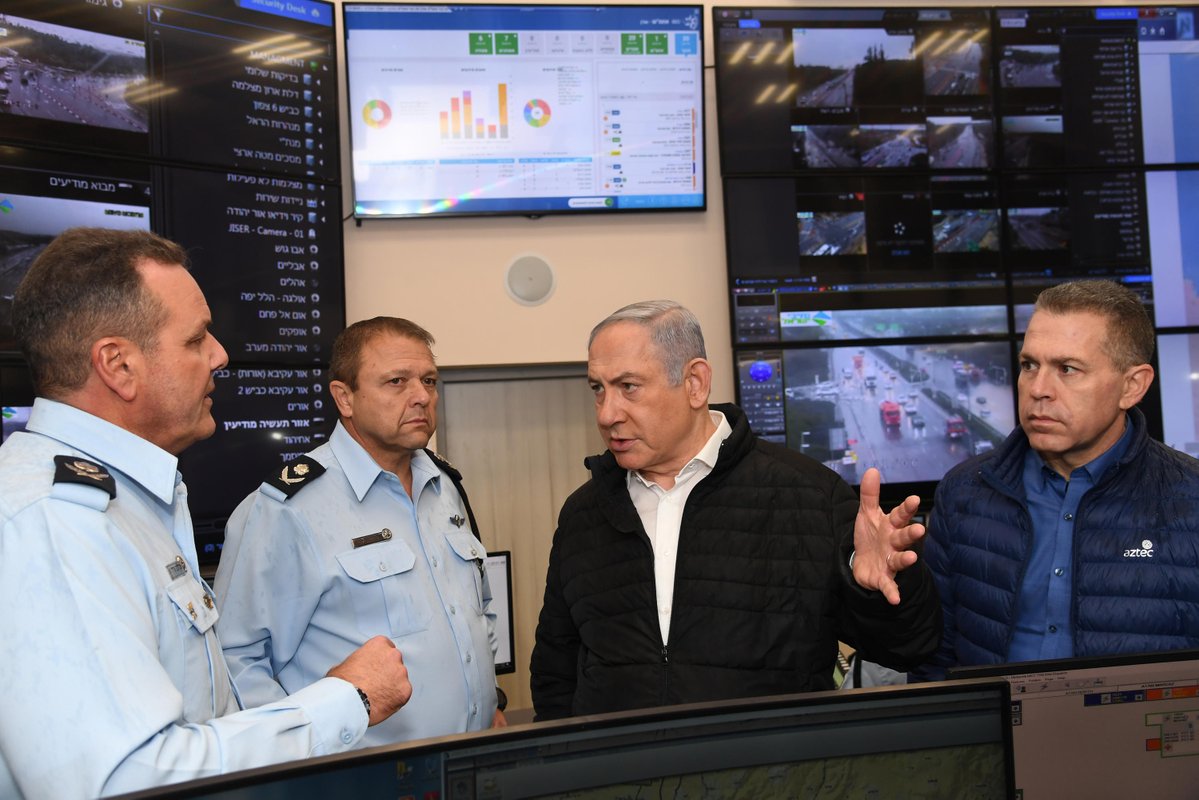 Netanyahu y el ministro de Seguridad Pública, Gilad Erdán, en el Centro de Control de Tránsito de la Policía de Israel 