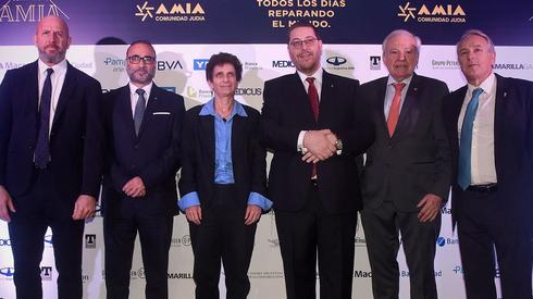 Galit Ronen junto al presidente de Amia, Dr. Ariel Eichbaum y demás autoridades comunitarias 