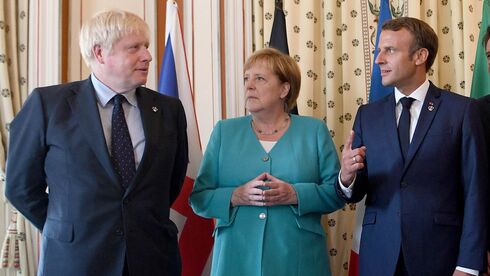 Boris Johnson, primer ministro británico; Angela Merkel, canciller alemana; y Emmanuel Macron, presidente francpes. 