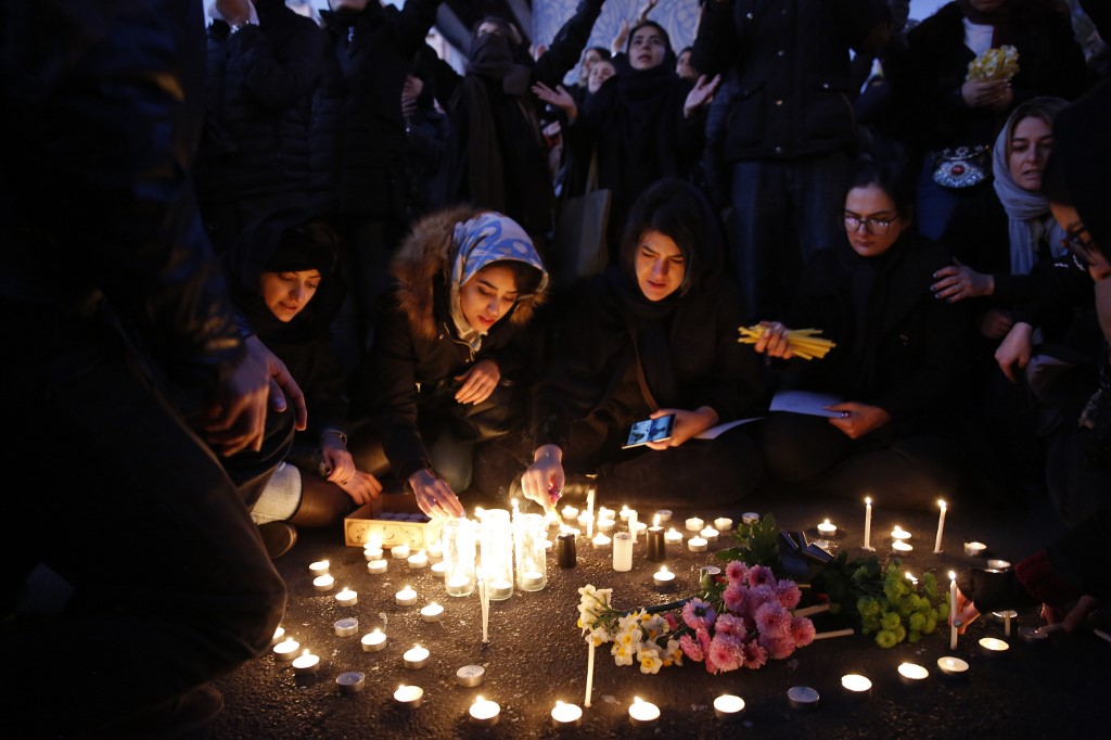 Iraníes prenden velas para despedir a los fallecidos en el vuelo PS752 
