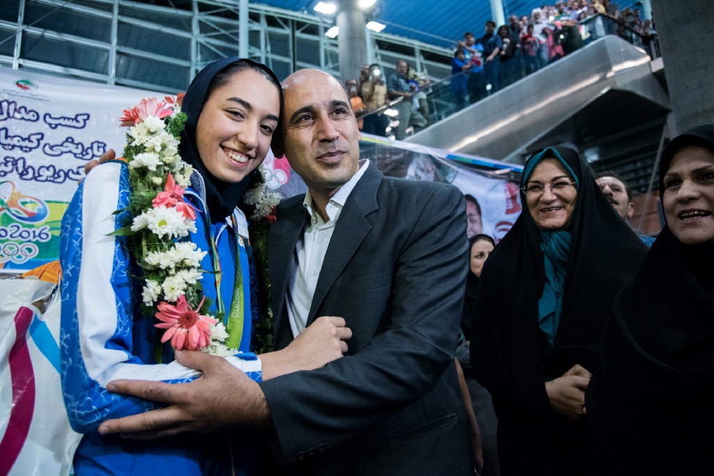 Kimia Alizadeh celebra con su padre la obtención de la medalla en agosto del 2016