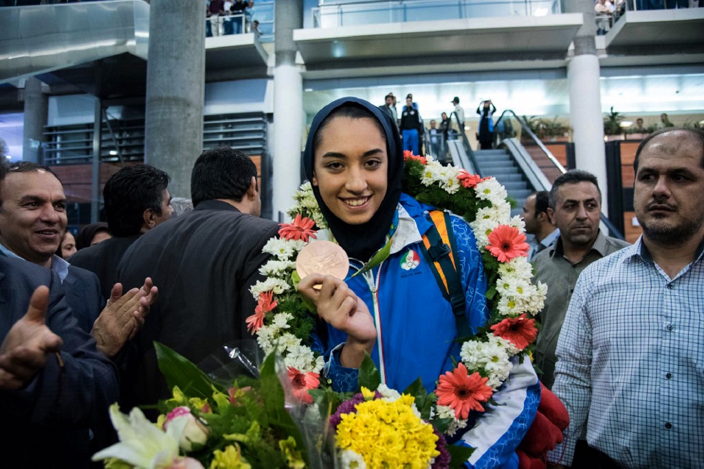 Kimia Alizadeh muestra la medalla obtenida en Río 2016 en el aeropuerto de Teherán