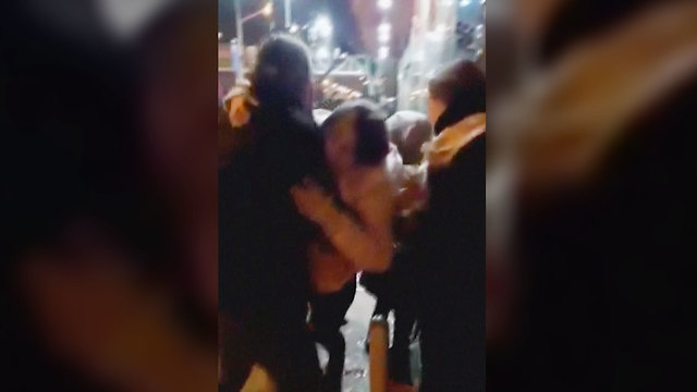 Manifestantes trasladan a una mujer herida