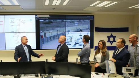 El ministro de Energía, Yuval Steinitz, celebra el lanzamiento de la plataforma de gas Leviatán el mes pasado