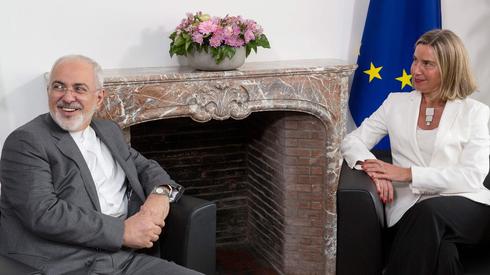 Las ex alta representante de Asuntos Exteriores de la UE, Federica Mogherini, con el canciller Iraní, Mohamad Zarif