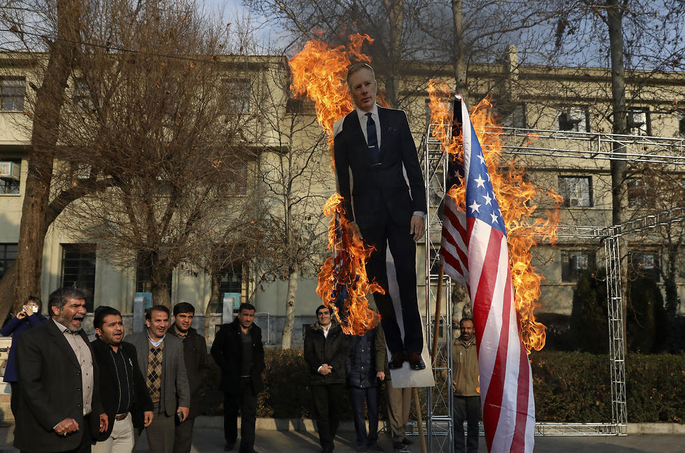 Manifestantes cercanos al régimen incendian una bandera de Estados Unidos y una imagen del embajador británico en Irán