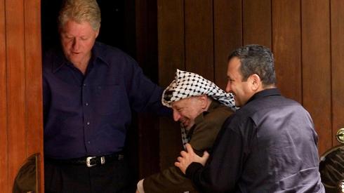 Bill Clinton, Yasser Arafat, y Ehud Barak en el 2000. 