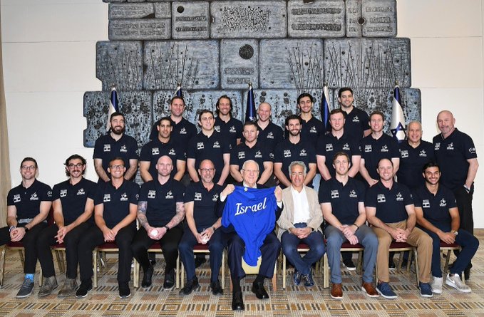 El presidente Reuven Rivlin con el equipo israelí de béisbol 