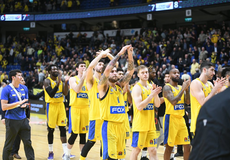 Los jugadores de Maccabi Tel Aviv celebran el buen presente ante sus hinchas 