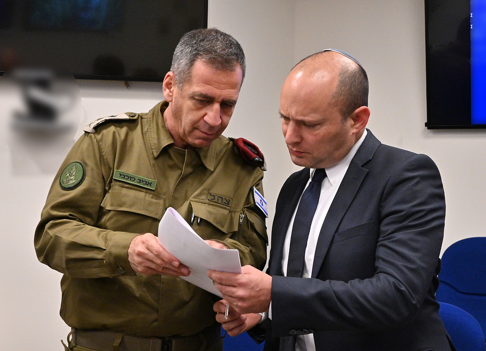 El jefe de las FDI, Aviv Kochavi, con Naftali Bennett. 