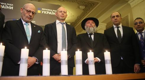 Encendido de velas en la conmemoración del Parlamento de Ucrania 