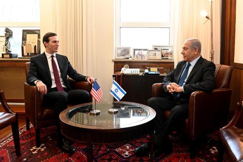 Benjamín Netanyahu y el principal asesor de la Casa Blanca, Jared Kushner