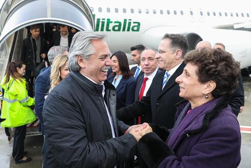 Alberto Fernández saluda a la embajadora de Israel en Argentina, Galit Ronén, a su llegada al aeropuerto Ben Gurión
