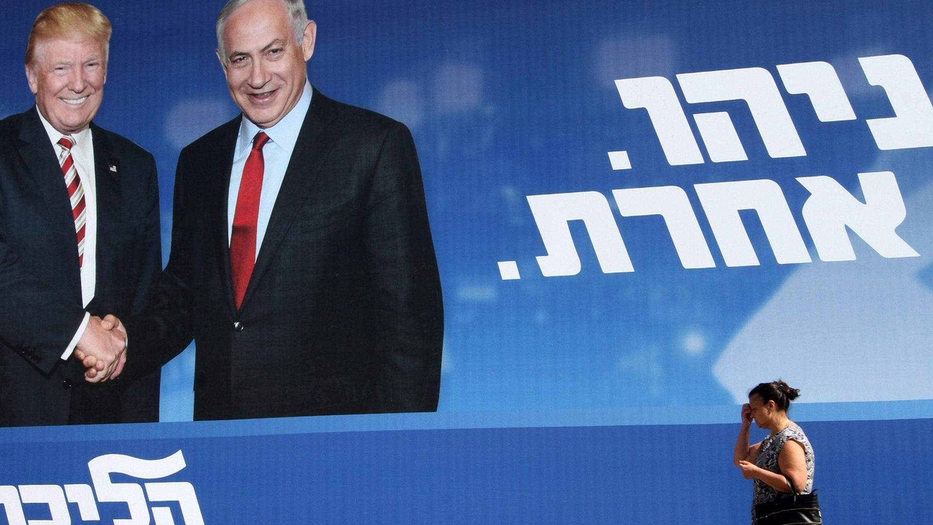 Un cartel de campaña para Benjamín Netanyahu promocionando sus estrechos vínculos con Donald Trump 