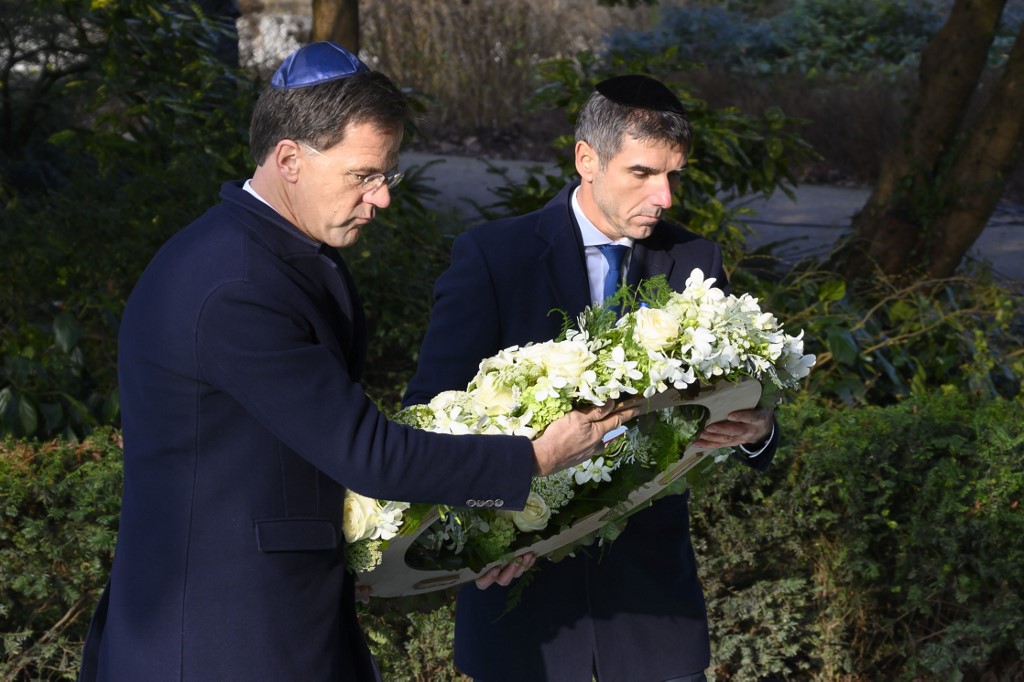  El Primer Ministro, Mark Rutte (izq.), y el secretario de Estado, Paul Blokhuis, colocaron una corona de flores en el monumento ‘Auschwitz Nunca Más’ durante el Día Nacional de Recordación del Holocausto en Amsterdam, el 26 de enero de 2020.