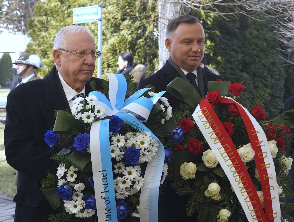 El presidente Rivlin y su homólogo polaco, Andrzej Duda, colocan coronas de flores en el monumento del héroe polaco de Auschwitz Witold Pilecki durante las ceremonias para la conmemoración del 75° aniversario de la liberación de Auschwitz en Oswiecim, Polonia