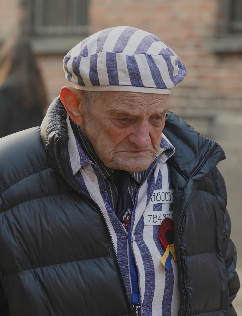 Un sobreviviente de la Shoá llora frente al 'Muro de la Muerte' de Auschwitz-Birkenau