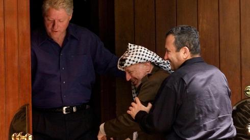 Ehud Barak, Yasser Arafat y Bill Clinton durante la Cumbre de la Paz de Camp David en el año 2000