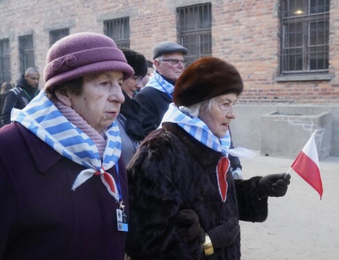 Sobrevivientes del Holocausto participan de las ceremonias en el campo de exterminio de Auschwitz-Birkenau