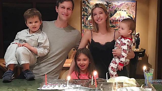 Jared Kushner, Ivanka Trump y sus hijos. 