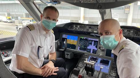 Los pilotos de El Al viajan a Hong Kong con máscaras protectoras 