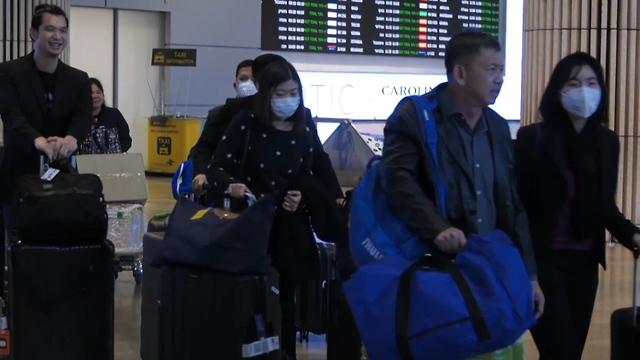 Pasajeros procedentes de China arriban al aeropuerto Ben Gurión