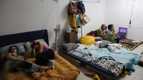 Niños israelíes convierten los refugios contra bombas en habitaciones. 