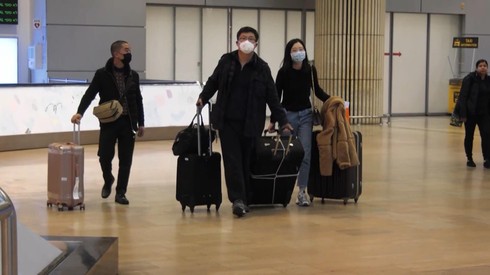 Pasajeros procedentes de China arriban al aeropuerto Ben Gurión