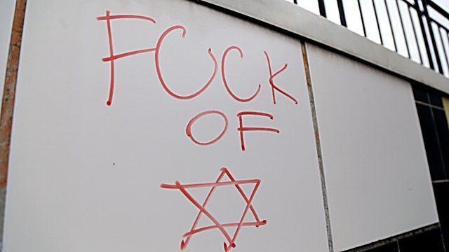Pintada antisemita en el centro de la ciudad de Traves, Francia