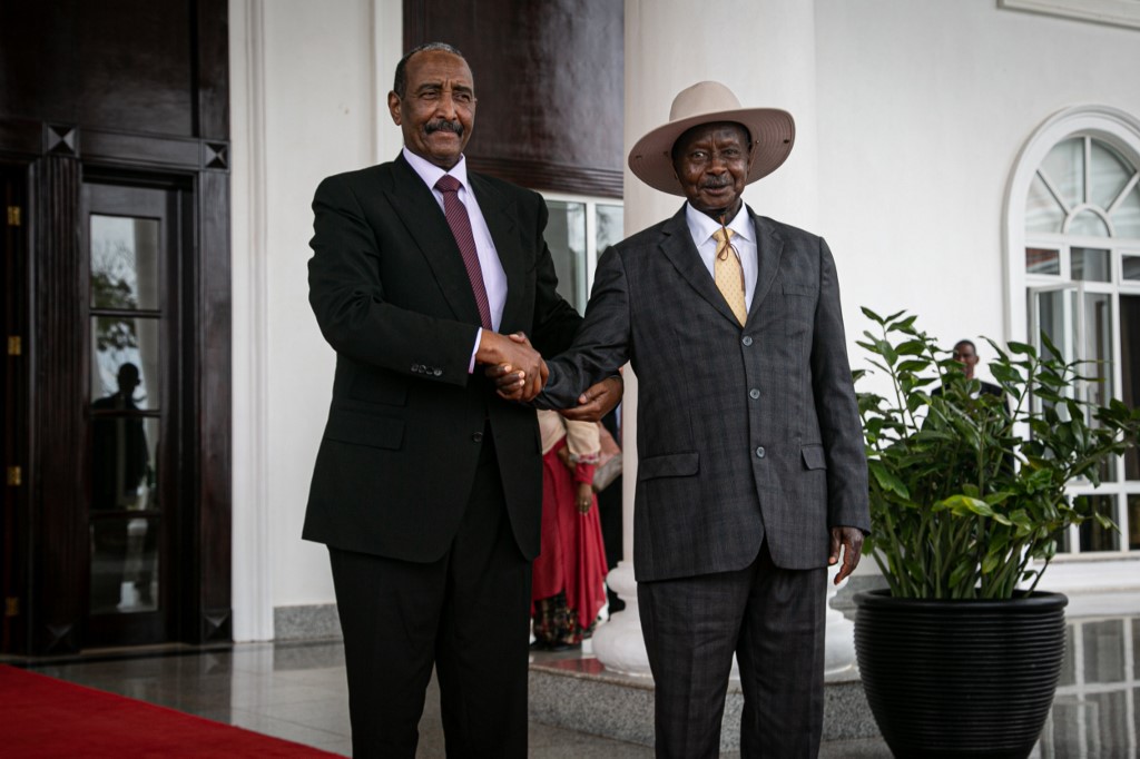  Abdel Fattah Abdelrahman Burhan fue recibido en Entebbe por el presidente de Uganda 