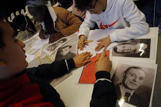 Los estudiantes miran los archivos de los deportados 