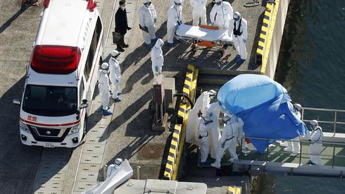 Médicos japoneses ingresan al barco donde se registraron casos de coronavirus
