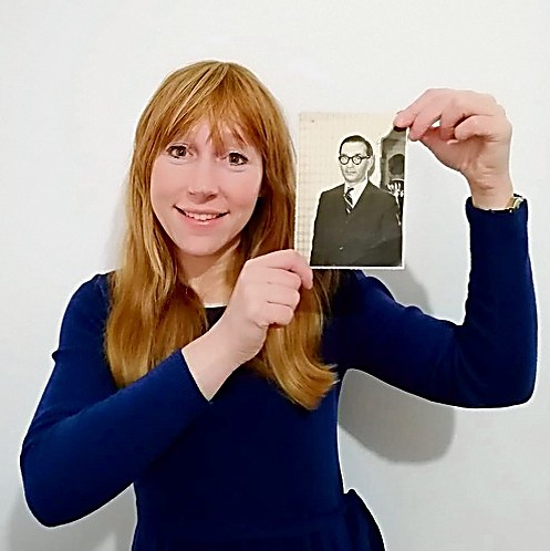Rivka con una foto de su abuelo Karl 
