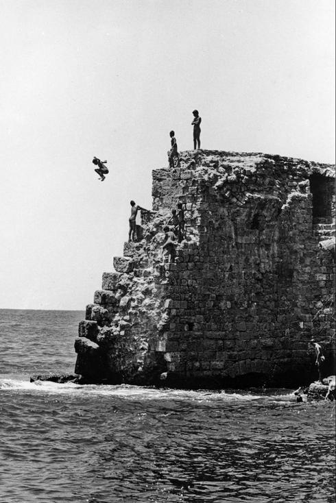 Niños saltando de un acantilado en Acre 