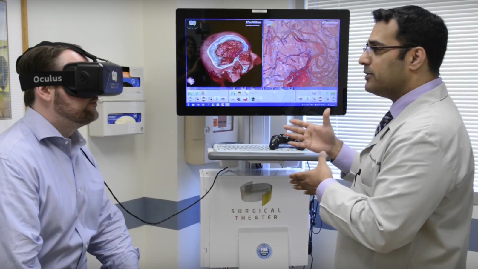 Un paciente mira un modelo de realidad virtual de su cerebro 