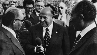 Menachem Begin y Anwar Sadat hablando entre ellos en Jerusalem