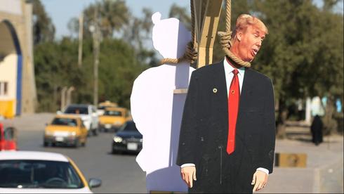 Gigantografía de Donald Trump en la horca 