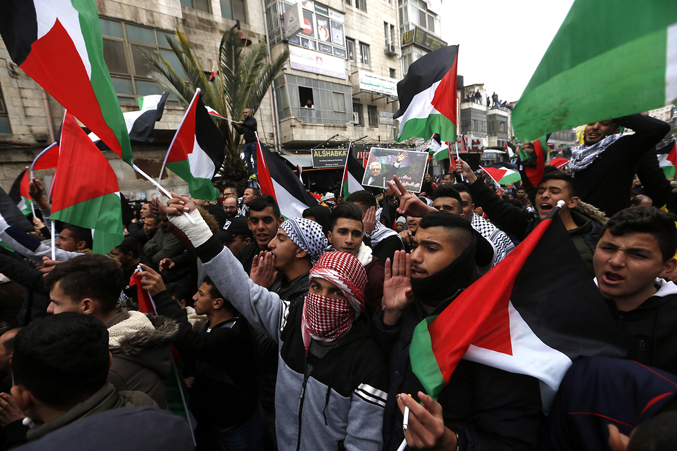 Los palestinos protestan en Ramallah contra el plan de paz de Trump 