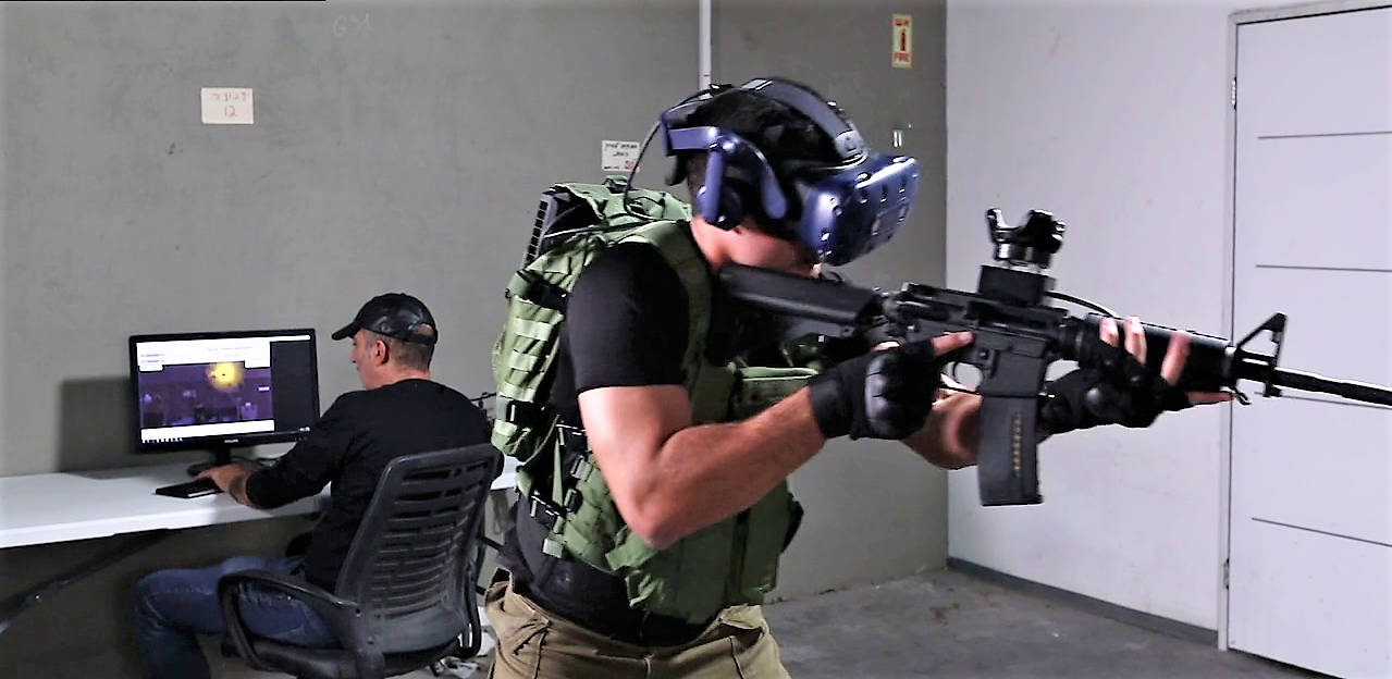 Equipamiento completo: uniforme, arma adaptada y casco de realidad aumentada 