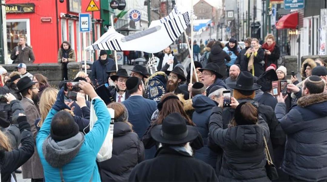 Integrantes de la comunidad judía de Reikiavik, llevando la nueva Torá 