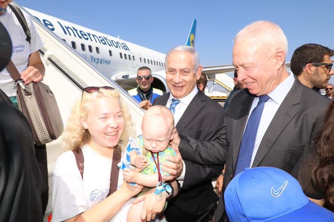 Yoav Gallant recibiendo nuevos inmigrantes en Israel 