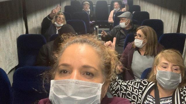 Los 11 israelíes que no contrajeron la enfermedad en camino al avión que los llevará de regreso a Israel