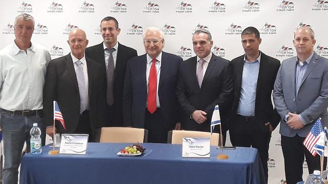 Friedman, en el centro, junto a los representantes de Consejos de Judea y Samaria 