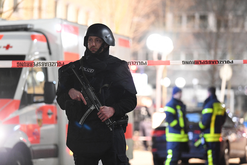 Policía alemana en el lugar de los atentados en Hanau 