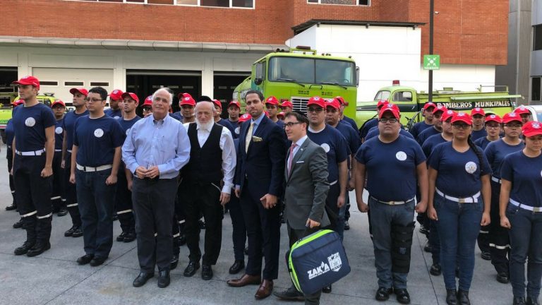 Reunión de ZAKA con una unidad del cuerpo de bomberos en la ciudad de Guatemala 